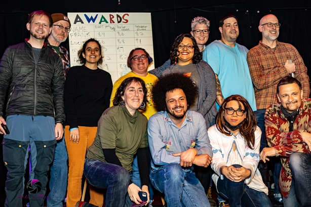 Photo de Lucie Chaudy entourée des autres participants du Moth ayant racontés des récits de vie