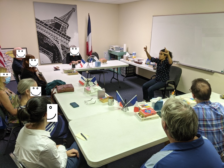 Photo de Lucie Chaudy qui raconte des histoires à des adultes à l'alliance française de Charlottesville, USA