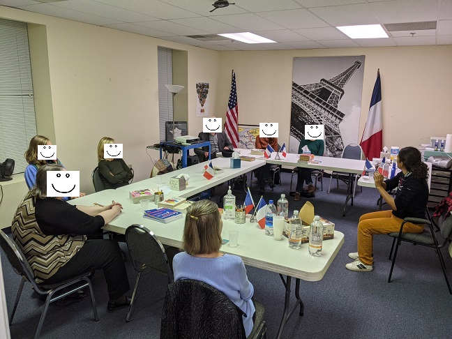 Photo de Lucie Chaudy racontant des contes traditionnels devant un groupe d'adultes américains venant pratiquer leur français