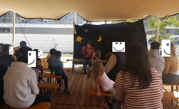 Photo de la conteuse Lucie Chaudy et du public écoutant des contes indiens à la cité des Halles