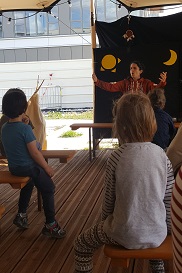 Photo de Lucie Chaudy pendant le spectacle d'histoires traditionnelles amérindiennes à Lyon