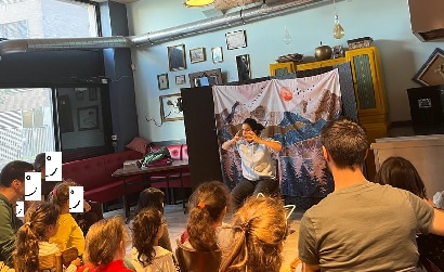 Photo du public attentif écoutant des histoires de couleurs, d'arbres perdant leurs feuilles... dites par la conteuse Lucie Chaudy