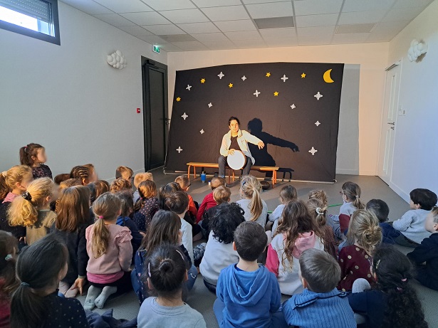 Photo d'un spectacle en école maternelle de la conteuse, Lucie Chaudy et de son public avec un tambour océan