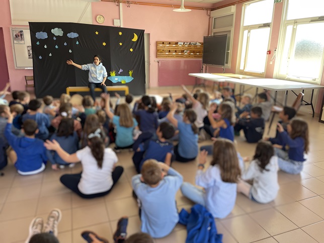 Photo d'élèves de CP, CE1 et CE2 en train d'écouter les contes traditionnels sur l'eau de la conteuse