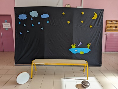 Photo du décors : nuage, pluie et eau douce, du spectacle réalisé dans une école élémentaire et primaire