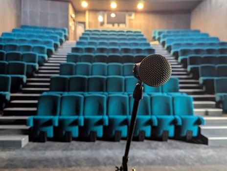 Photo de la salle de théâtre de la MJC de Rive de Gier en attendant le public