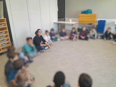 Photo de la conteuse avec une classe de CE1