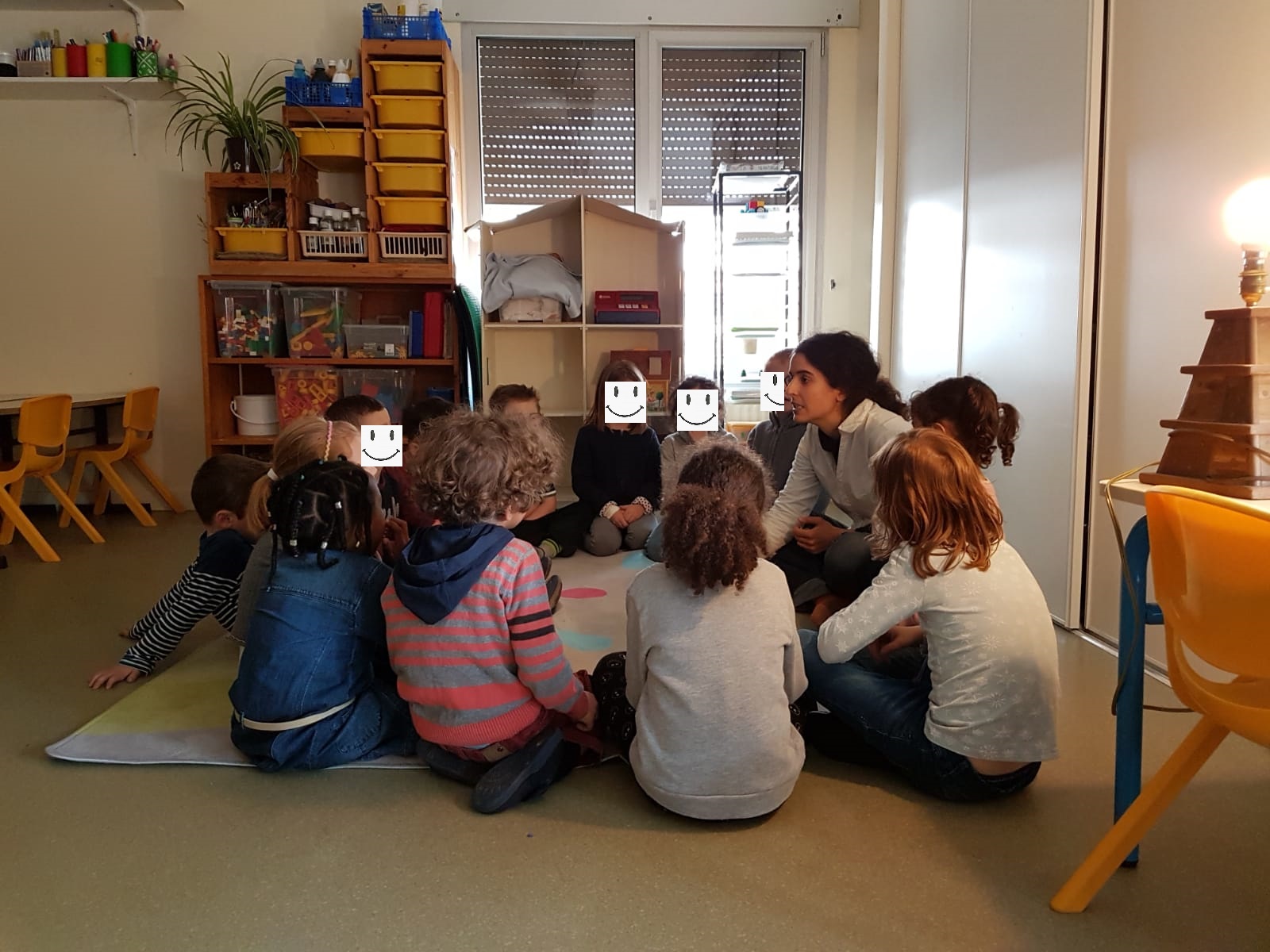 Photo de Lucie Chaudy qui raconte des histoires traditionnelles à des élèves d'une école primaire