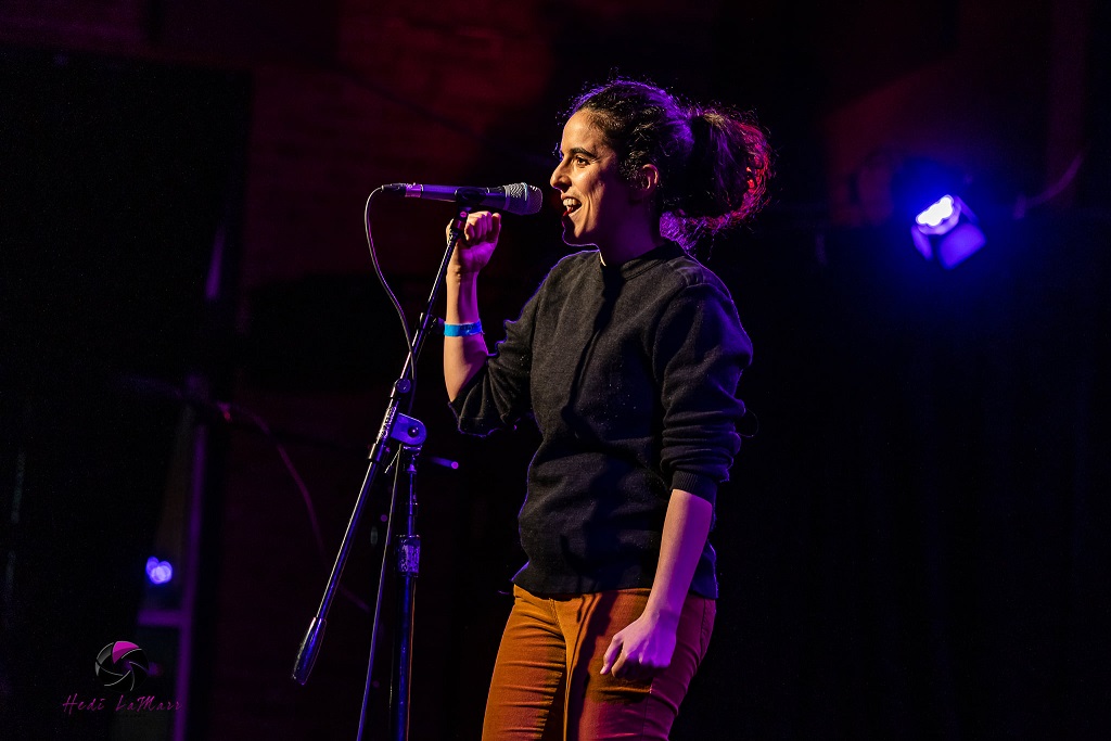 Photo de Lucie Chaudy disant une histoire de vie à The Moth