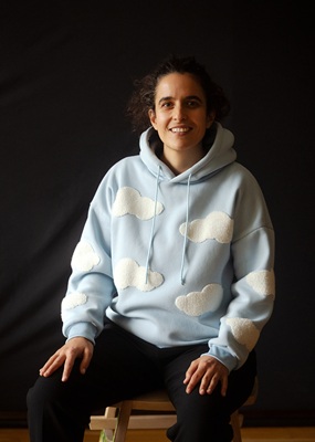 Photo de Lucie Chaudy en costume de conteuse