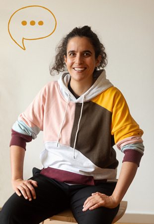 Photo de la conteuse au naturel prête à répondre à tous vos emails et questions !